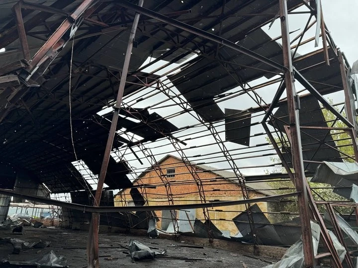 Посівна під звуки війни: як аграрії Синельниківщини працюють серед уламків дронів і зруйнованих складів