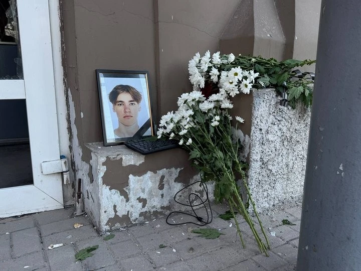 У Дніпрі після удару по гуртожитку загинув 19-річний студент: до зруйнованої будівлі несуть квіти