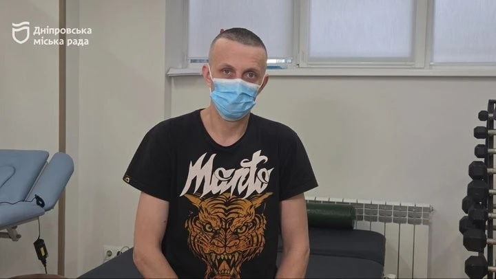 Повернення до життя: понівечений ворожими дронами боєць заново вчиться ходити у Дніпрі
