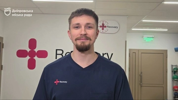 Повернення до життя: понівечений ворожими дронами боєць заново вчиться ходити у Дніпрі